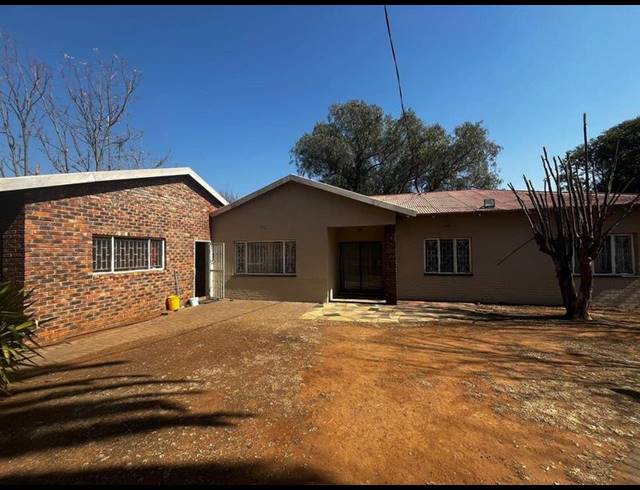 5 BEDROOM HOUSE FOR SALE IN DRIE RIVIERE